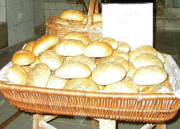 Wyjęte dopiero co z pieca chlebki czekały na rozwiezienie do kościołów.