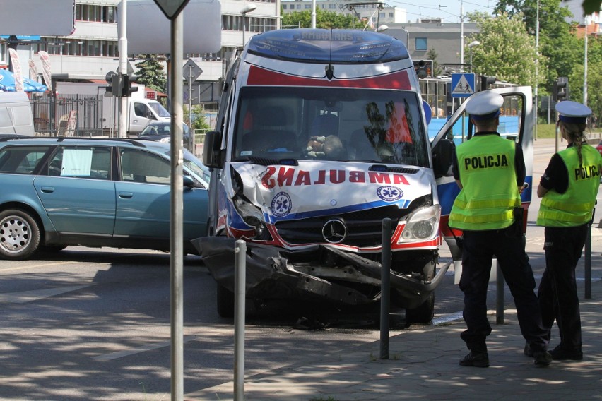 Wypadek karetki i audi na ul. Grabiszyńskiej