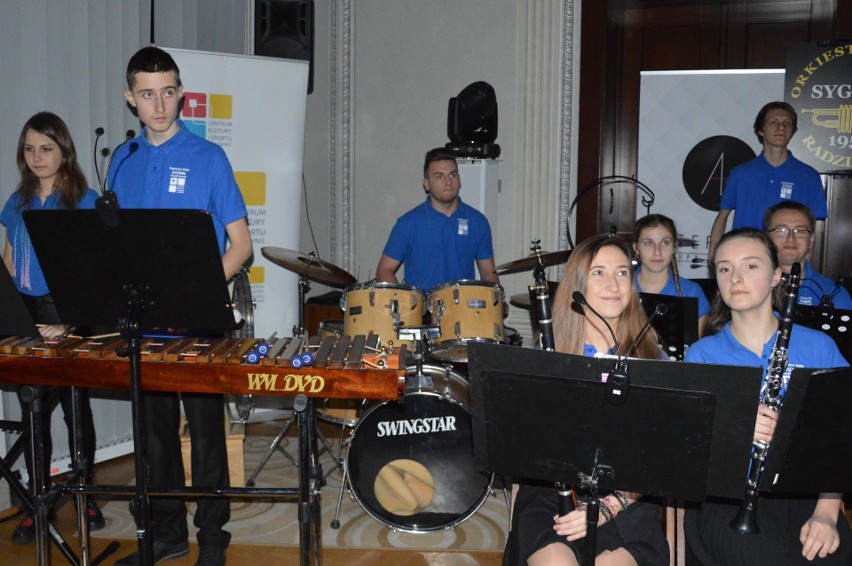 Radziszów. Orkiestra dęta „Sygnał”, ma kilka nowych instrumentów, m.in. klarnet, saksofon. Grają po mistrzowsku