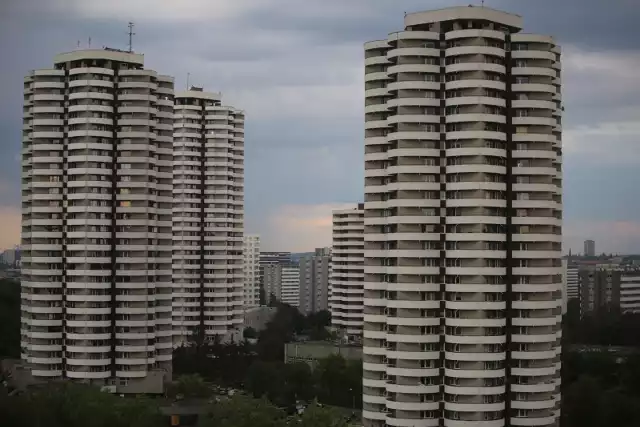 Wieżowce mieszkalne przy ul. Zawiszy Czarnego w Katowicach. Pierwszy z nich oddany został do użytku w 1988 r. Budynki zaprojektowali Henryk Buszko i Aleksander Franta. Architekci zainspirowali się chicagowskimi wieżowcami Marina City. Wieżowce poprzez zaokrąglony kształt balkonów przypominają kolby kukurydzy, stąd ich nazwa.Zobacz kolejne zdjęcia. Przesuwaj zdjęcia w prawo - naciśnij strzałkę lub przycisk NASTĘPNE