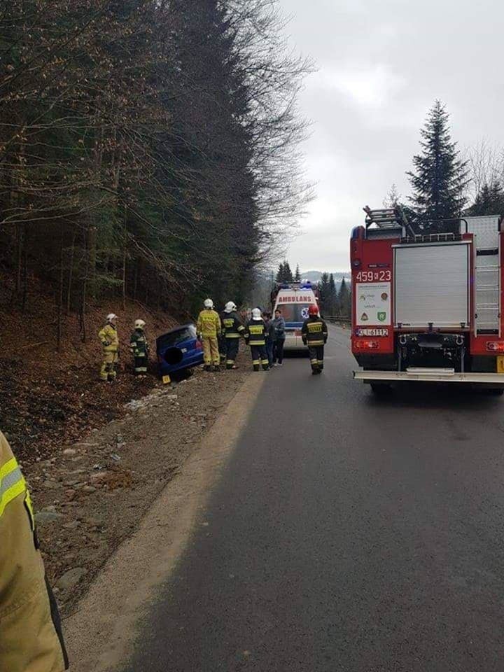 Kierowcę rozbitego mercedesa strażacy ewakuowali przez... bagażnik [ZDJĘCIA]