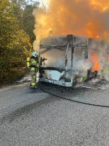 W spalonym autobusie w Buku wybuchł zbiornik paliwa. Uszkodził budynek obok! [ZDJĘCIA]