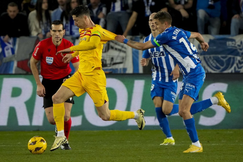 Robert Lewandowski w ataku na bramkę Deportivo Alaves