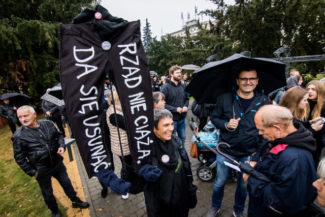 Czarny protest w Bydgoszczy - bydgoszczanie i bydgoszczanki przeszli z Placu Teatralnego na Stary Rynek, wyrażając swój sprzeciw wobec ustaw dotyczących zakazu aborcji oraz in vitro.