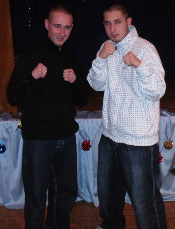 Bracia Dawid (w białej bluzie) i Artur Kiperowie widzą swoją przyszłość w sportach walki. Czy zostaną przy karate, tego nie wiadomo.