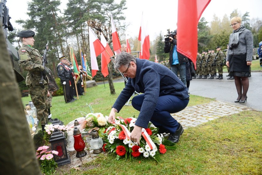 Przy pomniku poświęconym ofiarom katastrofy smoleńskiej,...