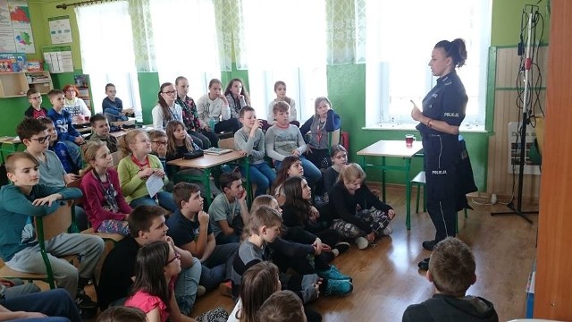 Dzieci z podstawówki w Lesznowoli spotkały się z policjantką Zespołu Profilaktyki Społecznej, Nieletnich i Patologii grójeckiej komendy. Tematem było bezpieczeństwo w internecie.