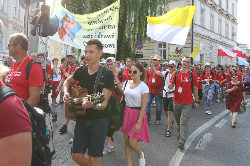 Wczesnym rankiem do Częstochowy sprzed Placu Farnego po raz...