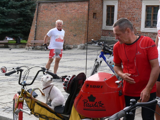 Wśród uczestników rajdu był  Zbigniew Pawlik, któremu na rowerze towarzyszyła  Mika, sympatyczny  maltańczyk