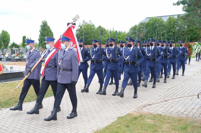 Prezentujemy zarobki w służbach mundurowych w Podlaskiem. Pensje żołnierzy, policjantów i strażaków budzą emocje, a szczególnie dodatki, które otrzymują.