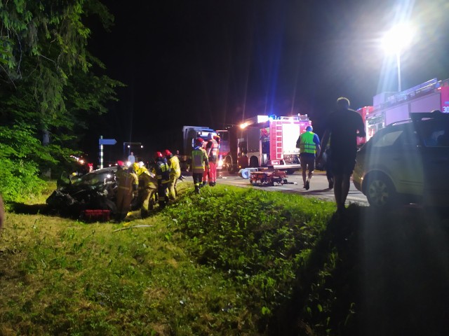 Przewalanka. Wypadek na DK8. Strażacy wycinali rannego kierowcę, którzy zderzył się z ciężarówką