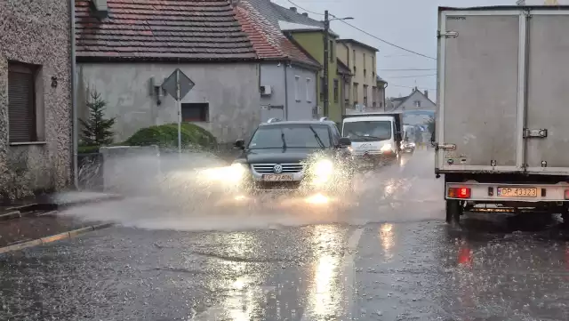 Zalane ulice Krapkowic w czwartkowe popołudnie.