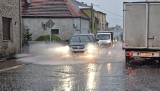 Gwałtowna ulewa przeszła przez Krapkowice. Część ulic była zalana, bo studzienki nie nadążały z odbieraniem deszczówki