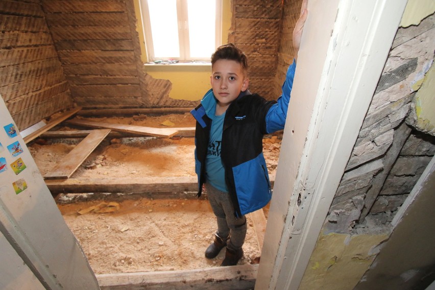 Rodzina z Lekomina w pożarze straciła dach nad głową. Pomogą Fabryki Marzeń 