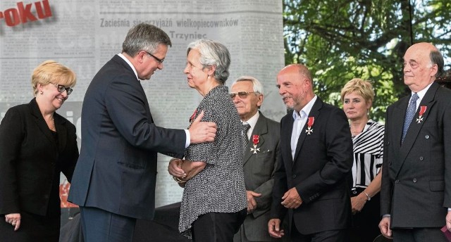 Bronisław Komorowski wręcza Marii Osterwie-Czekaj medal "Dziękujemy za Wolność"