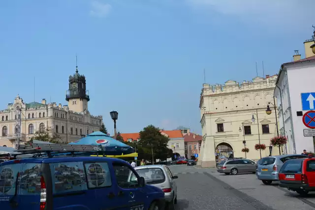 Miłośnicy staromiejskiej zabudowy w Jarosławiu apelują, by Rynku nie zamieniać w parking
