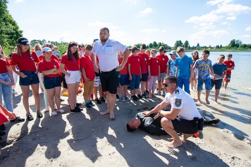Na plaży w Borównie odbyła się akcja poświęcona bezpiecznemu...