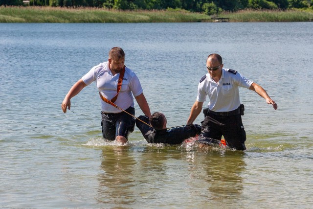 Na plaży w Borównie odbyła się akcja poświęcona bezpiecznemu zachowaniu w czasie letniego wypoczynku. Policjanci, strażacy, żandarmi wojskowi, leśnicy oraz pracownicy urzędu wojewódzkiego uczyli dzieci i młodzież zasad bezpieczeństwa nad wodą czy w lesie.Przestrzegano przed spożywaniem alkoholu i zażywaniem środków odurzających. Były również pokazy ratownictwa wodnego, pokaz umiejętności oraz tresury policyjnego psa. Ostrzegano dzieci przed rozpalaniem ognisk na obszarze leśnym, śmieceniem, głośnym zachowywaniem się oraz wchodzeniem do lasu w miejscu, gdzie jest to zabronione. Były też zajęcia dotyczące funkcjonowania linii alarmowej 112. W spotkaniu uczestniczyli uczniowie Zespołu Szkół w Dobrczu, Szkoły Podstawowej w Kozielcu, Szkoły Podstawowej w Wudzynie, Szkoły Podstawowej w Kotomierzu, Szkoły Podstawowej w Strzelcach Górnych oraz Szkoły Podstawowej w Borównie.źródło: KWP w Bydgoszczy