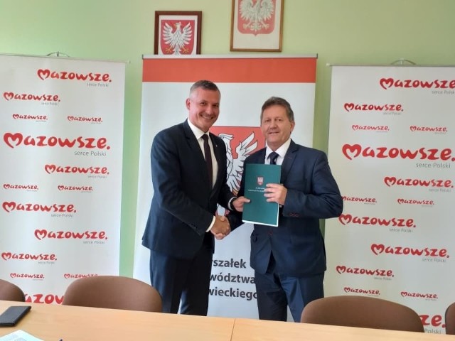 Umowę na przekazanie funduszy podpisali: wicemarszałek Rafał Rajkowski oraz wójt gminy Waldemar Sowiński.