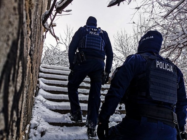 Przed mrozem chroniły mężczyznę jedynie koce, którymi się przykrywał. Policjanci odwieźli pogorzelca w bezpieczne miejsce z ciepłym posiłkiem.