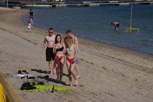 12 maja piękna pogoda przyciągnęła plażowiczów nad Jezioro Tarnobrzeskie. Porządkowane plaże czekają na dostawę piasku