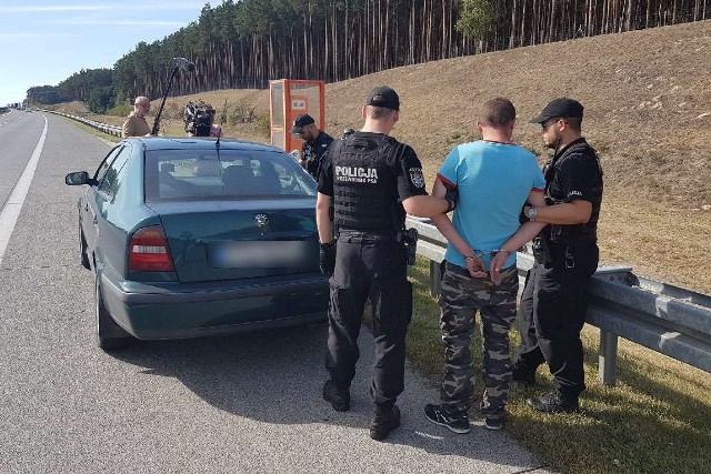 Telewizyjna ekipa Polsatu - Artur Borzęcki, Maciej Starzyński oraz Wojciech Mrozek odegrała kluczową rolę w zatrzymaniu na autostradzie A2 nietrzeźwego mężczyzny, który stwarzał ogromne zagrożenie dla innych kierujących. Stały kontakt z policją i przekazywane informacje o aktualnym położeniu, umożliwiły skoordynowane rozmieszczenie patroli. Niedaleko od policjantów nietrzeźwy, dla którego na alkomacie zabrakło skali, zajechał drogę przejeżdżającym żandarmom. Ci zatrzymali kierowcę i przekazali go w ręce policyjnego patrolu. Ta sama telewizyjna ekipa przed laty miała podobną sytuację i wtedy również dzięki ich właściwej reakcji zatrzymano nietrzeźwego kierowcę.W poniedziałek (17 września) reporter stacji Polsat- Artur Borzęcki, operator kamery Maciej Starzyński oraz operator dźwięku Wojciech Mrozek na miejscu obsługi podróżnych przy autostradzie A2 zauważyli zataczającego się mężczyznę, który wsiadł za kierownicę pojazdu, a następnie ruszył w kierunku zachodniej granicy. - Reporter wraz z kolegami ruszył za kierującym i jednocześnie o swoim podejrzeniu poinformował Policję. Dzięki utrzymywaniu stałego kontaktu z Oficerem Dyżurnym Komendy Powiatowej Policji w Świebodzinie i informowaniu o aktualnej pozycji, koordynowana była praca patroli, które przemieściły się na autostradę, aby dokonać zatrzymania nietrzeźwego - mówi sierż. sztab. Marcin Ruciński z Komendy Powiatowej Policji w Świebodzinie. Według relacji zgłaszającego, kierowca skody stwarzał zagrożenie dla innych kierujących. Miał zajeżdżać drogę innym pojazdom poruszającym się po autostradzie. Jednym z pojazdów, któremu wjechał w tor jazdy, był patrol Żandarmerii Wojskowej. Było to niedaleko od miejsca, w którym znajdowali się policjanci.Funkcjonariusze żandarmerii uniemożliwili dalszą jazdę 31-letniemu mężczyźnie oraz obezwładnili go. Chwilę później na miejscu byli policjanci. Podczas badania stanu trzeźwości przez policjantów ze Świebodzina na urządzeniu skończyła się skala, wskazując ponad 4 promile alkoholu. Mężczyzna został zatrzymany oraz przewieziony do KPP Świebodzin, a jego pojazd zabezpieczony.Kierującemu zostały zatrzymane prawo jazdy. Grozi mu kara pozbawienia wolności do lat 2, minimum 3-letni zakaz prowadzenia pojazdów, kara grzywny oraz obowiązek wpłaty pięciu tysięcy złotych na Fundusz Pomocy Poszkodowanym oraz Pomocy Postpenitencjarnej. Zobacz też wideo: Lubuscy policjanci zadali kolejny mocny cios przestępczości narkotykowej. Zlikwidowane plantacje konopi indyjskich, zabezpieczone narkotyki