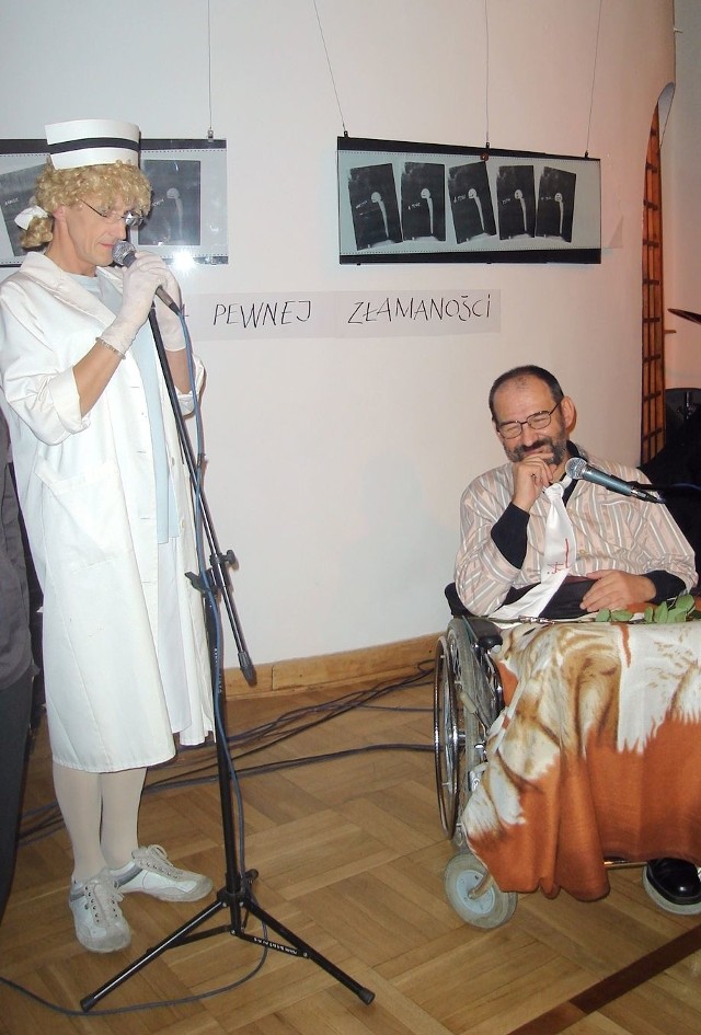 Artysta pojawił się na wystawie w wózku inwalidzkim