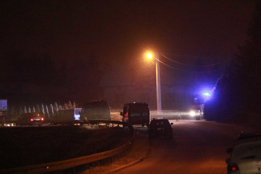 Nocna tragedia w Świdniku. Zwłoki dziecka i dwóch osób dorosłych znaleziono przy drodze