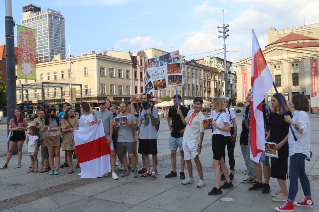 Manifestacja „Solidarni z Białorusią” w Katowicach. Zobacz kolejne zdjęcia. Przesuwaj zdjęcia w prawo - naciśnij strzałkę lub przycisk NASTĘPNE >>>
