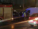 Wypadek w Sosnowcu. Zderzenie busa i dwóch samochodów osobowych. Rozpędzone pojazdy wjechały w mur