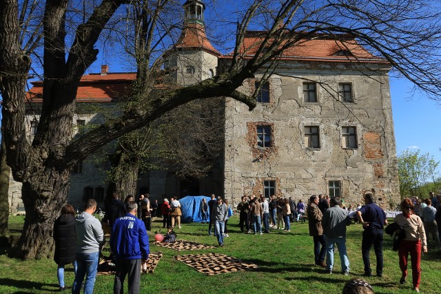 Mieszkańcy Domanic tłumnie przybyli na piknik zorganizowany przy zamku przez znanego aktora, nowego gospodarza tej posiadłości