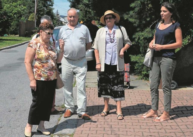 Mieszkańcy dziwią się, jak można stawiać stacją w środku gęstej zabudowy.