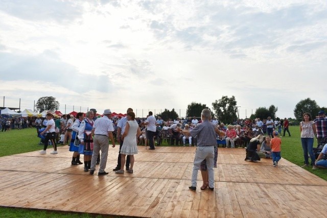 Kto chciał - ruszał do tańca na dechach. Chętnych nie brakowało.