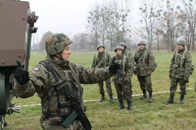 Od tygodnia rezerwiści ćwiczą pod okiem zawodowych żołnierzy w 1. Pułku Saperów w Brzegu. Na zdjęciu: plutonowy Krzysztof Domagała instruuje ochotników, jak w warunkach bojowych opuszczać rosomaka i przeczesywać teren wokół drogi w poszukiwaniu ładunków wybuchowych.