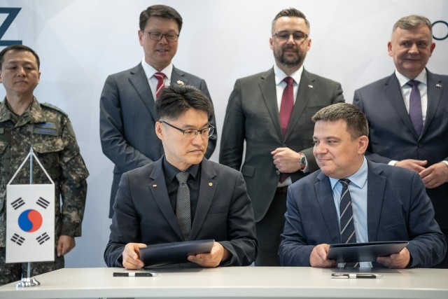 Dyrektor handlowy HSW Grzegorz Szydło i wiceprezes Hanwha Aerospace Boo Hwan Lee podpisali list intencyjny