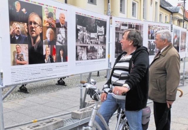 Wystawę "Podlaskie 25 lat wolności" już wczoraj oglądali białostoczanie, którzy pojawili się na Rynku Kościuszki