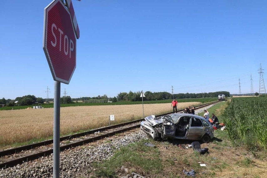 Wypadek szynobusu Wrocław - Trzebnica i samochodu. Kierowca nie żyje (ZDJĘCIA)