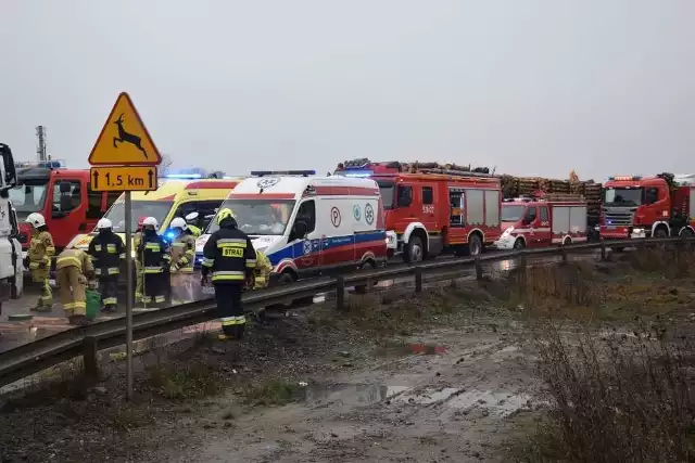 Do zdarzenia doszło około godz. 14 na przebudowywanej drodze krajowej nr 5 w Wiągu pod Świeciem. Zderzyły się dwa samochody ciężarowe. Kierowca jednego z nich był uwięziony w kabinie. Uwalniali go strażacy.Droga przez kilkanaście minut była całkowicie zablokowana, później wprowadzono ruch wahadłowy.