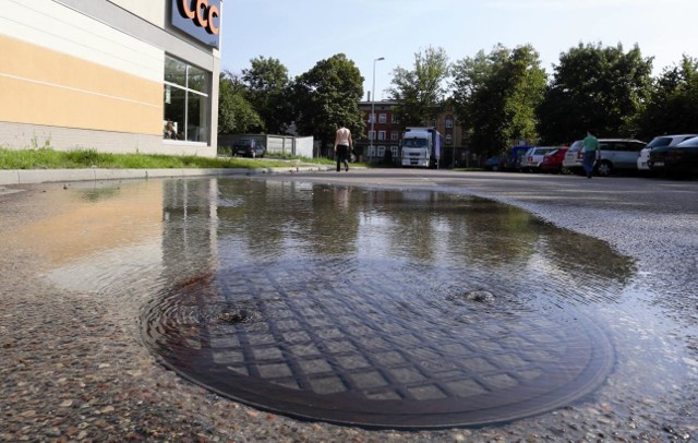 Czytelnicy informują nas, że ze studzienki przy ul. Kołłątaja regularnie wylewa się woda.