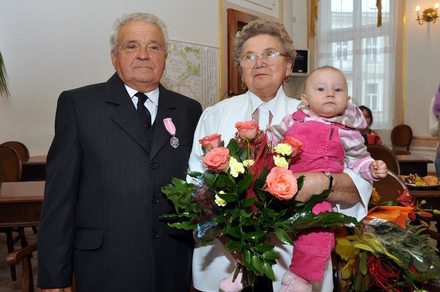 Państwo Marianna i Jan Zacharkiewiczowie w tym roku świętują 60 rocznicę ślubu. Podczas uroczystości w Pałacu Ślubów była z nimi między innymi prawnuczka Lenka.