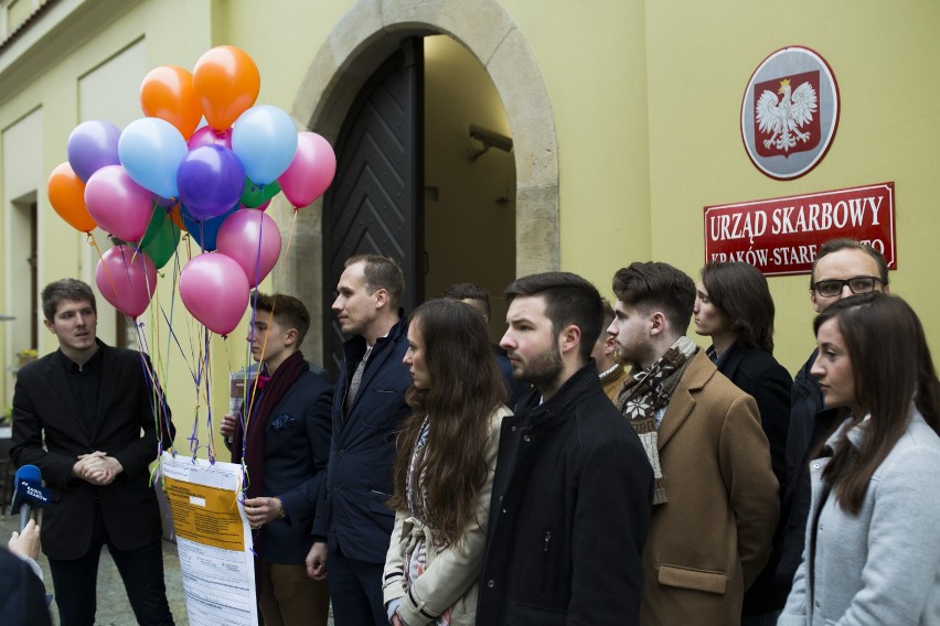 Część polskiej prawicy uważa, że trzeba w ogóle zrezygnować...