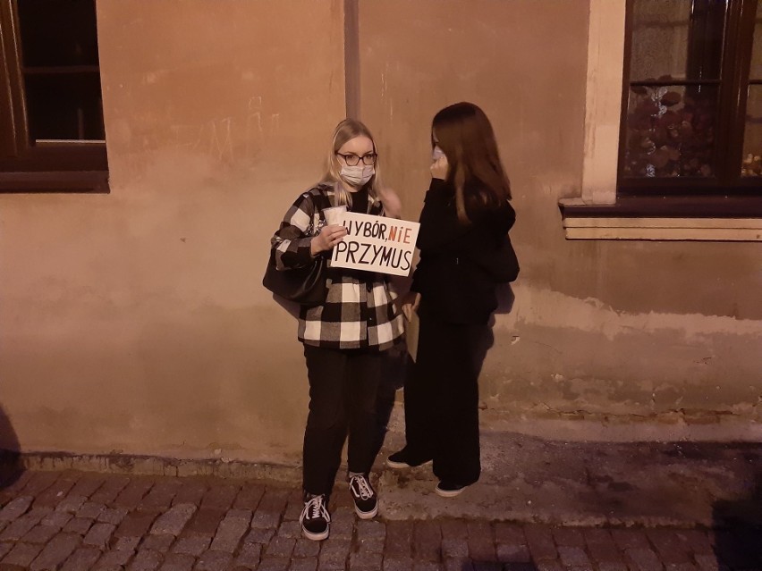 Protest w Lublinie przeciwko zaostrzeniu prawa aborcyjnego. - To jest wojna - grzmią kobiety. Relacja na żywo