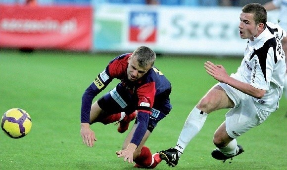 Dziś piłkarze Pogoni, a wśród nich padający na ziemię Maciej Mysiak, muszą walczyć do upadłego, by przejść do finału Pucharu Polski.