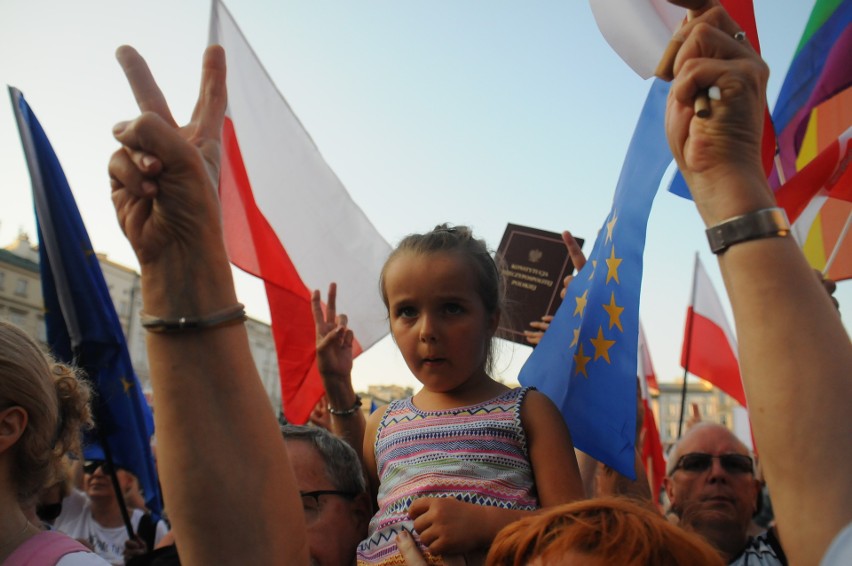 Kraków. Wielki protest na Rynku Głównym w obronie sądów