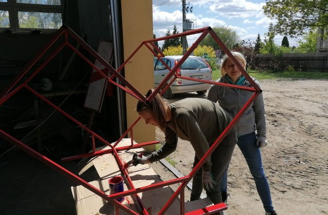 Pojemnik w kształcie serca stanął przed budynkiem Urzędu Gminy