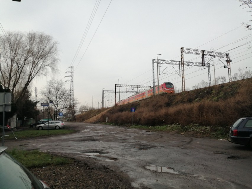 Obecnie przy ul. św. Wawrzyńca samochody parkują po obu...