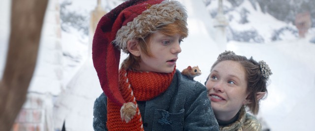 W tej magicznej opowieści o pochodzeniu Świętego Mikołaja pewien chłopiec (w towarzystwie udomowionej myszki i renifera) wyrusza na spotkanie przygody i swojego ojca, który próbuje odnaleźć legendarną wioskę elfów.Film dostępny na Netflix.