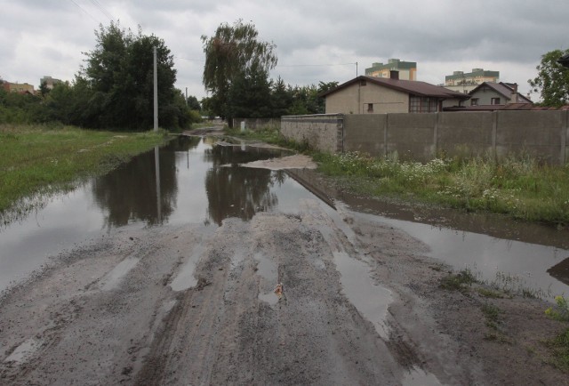 Gruntowną  drogę najtrudniej pokonać po deszczu. Tworzą się kałuże a mieszkańcy brną w błocie.