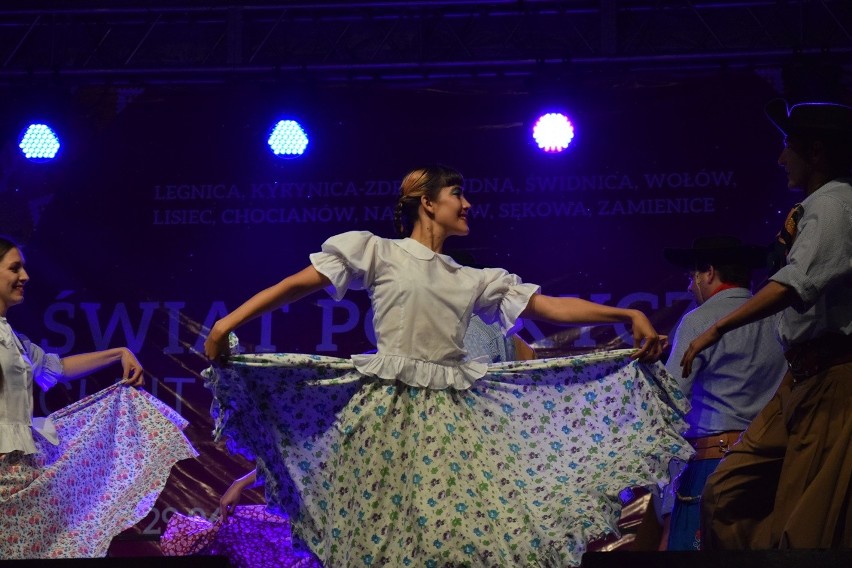 Sękowa. Koncert galowy Festiwalu Świat pod Kyczerą. Prezentacje trwały do późnej nocy. Publiczność gorąco oklaskiwała artystów