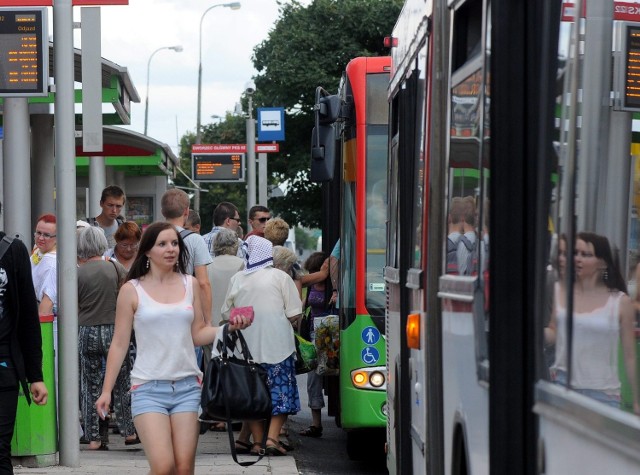 Przy al. Tysiąclecia, w sąsiedztwie dworca PKS, przystanki są dwa: jeden przy hali Nova, drugi bliżej ronda Dmowskiego